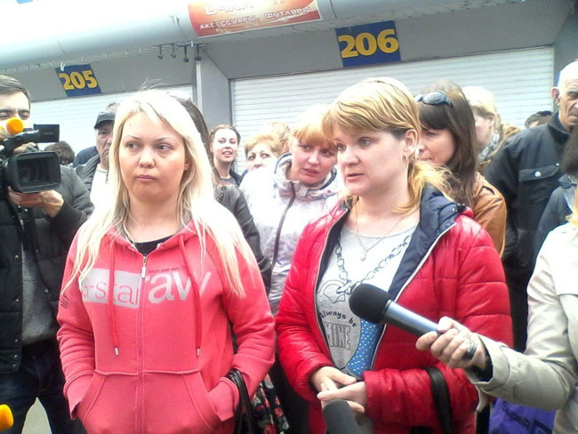 Полиция описывает товары в павильонах на Аллее роз