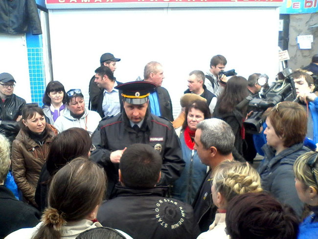 Полиция описывает товары в павильонах на Аллее роз