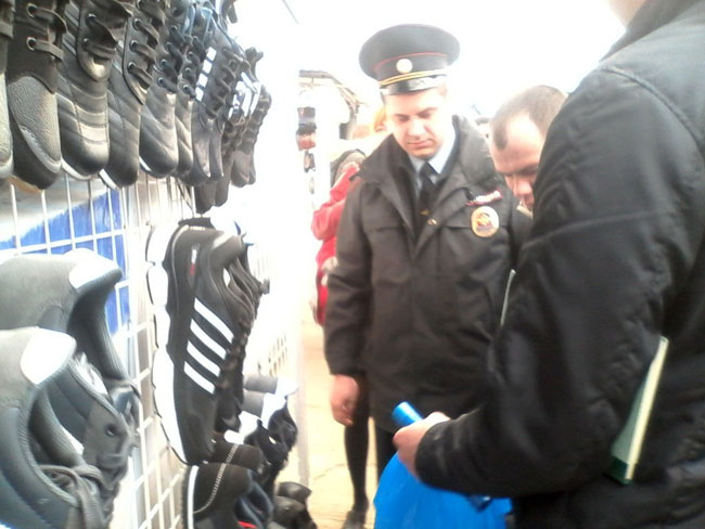 Полиция описывает товары в павильонах на Аллее роз