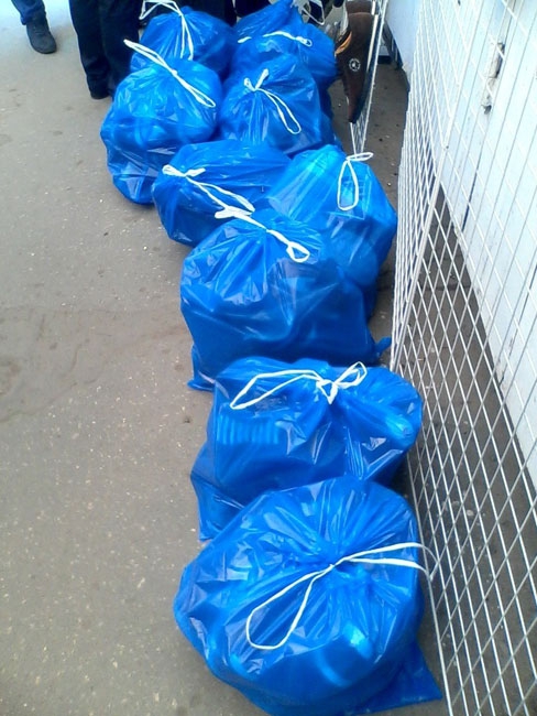 Полиция описывает товары в павильонах на Аллее роз