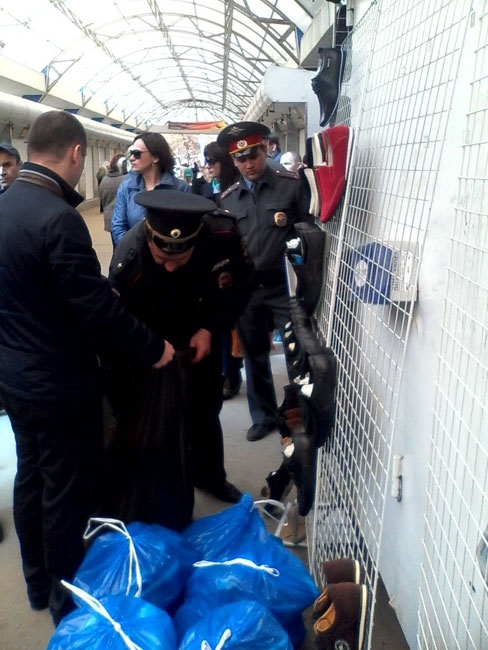 Полиция описывает товары в павильонах на Аллее роз