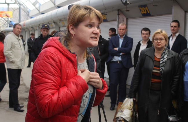 Полиция описывает товары в павильонах на Аллее роз