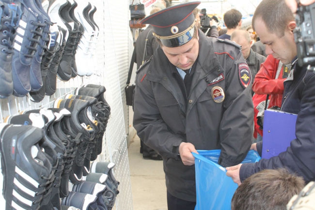 Полиция описывает товары в павильонах на Аллее роз