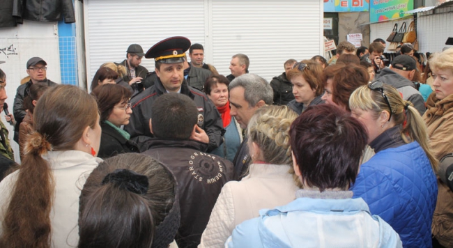 Полиция описывает товары в павильонах на Аллее роз