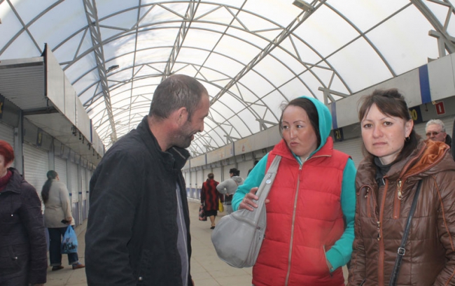 Полиция описывает товары в павильонах на Аллее роз