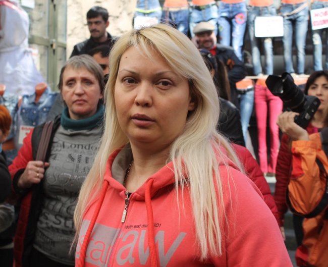 Полиция описывает товары в павильонах на Аллее роз