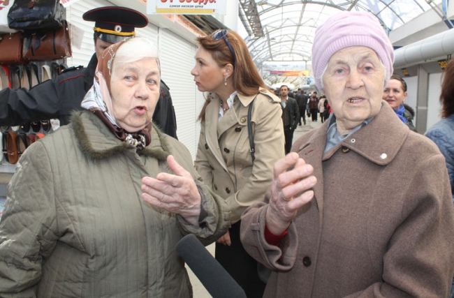 Полиция описывает товары в павильонах на Аллее роз