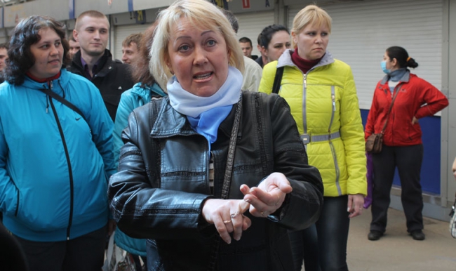 Полиция описывает товары в павильонах на Аллее роз