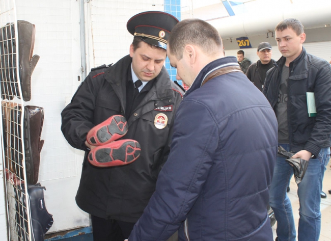 Полиция описывает товары в павильонах на Аллее роз