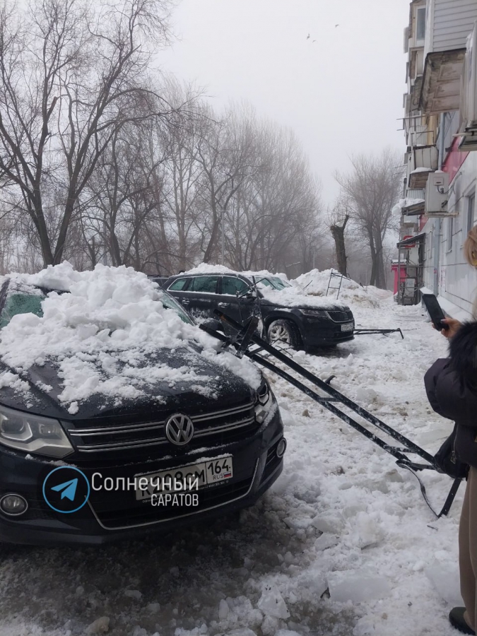 На Международной снежная лавина обрушилась на припаркованные авто