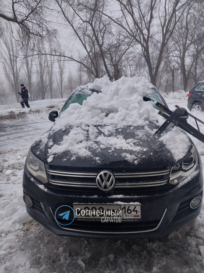На Международной снежная лавина обрушилась на припаркованные авто