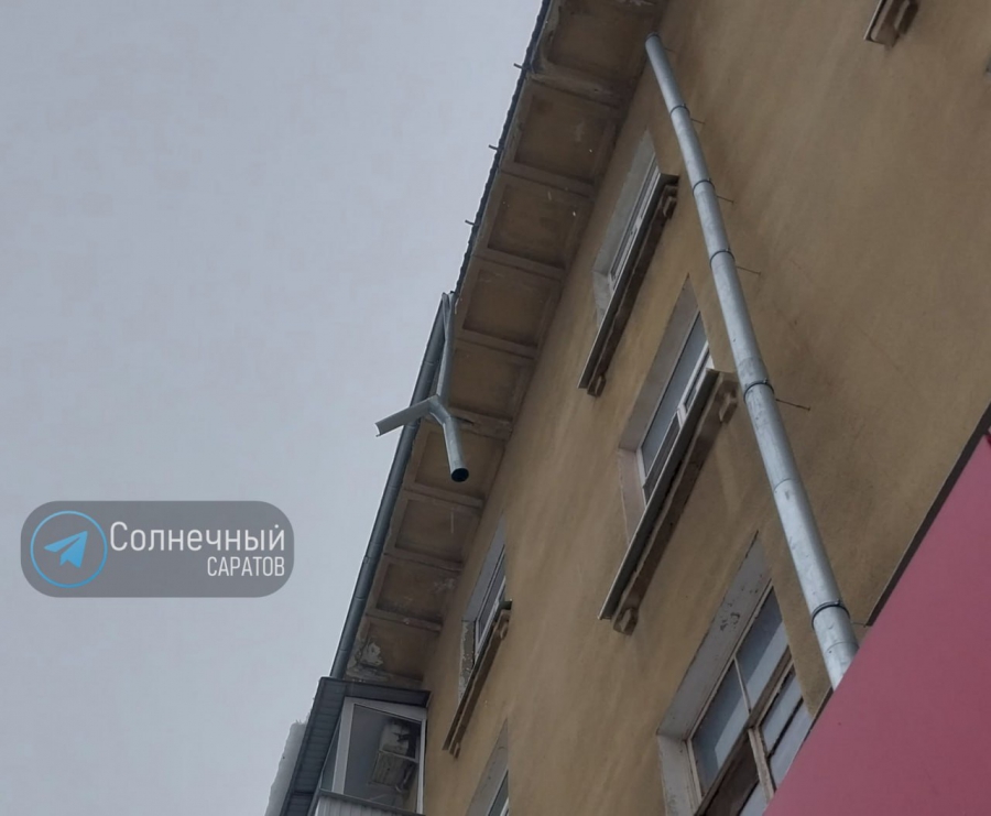 На Международной снежная лавина обрушилась на припаркованные авто