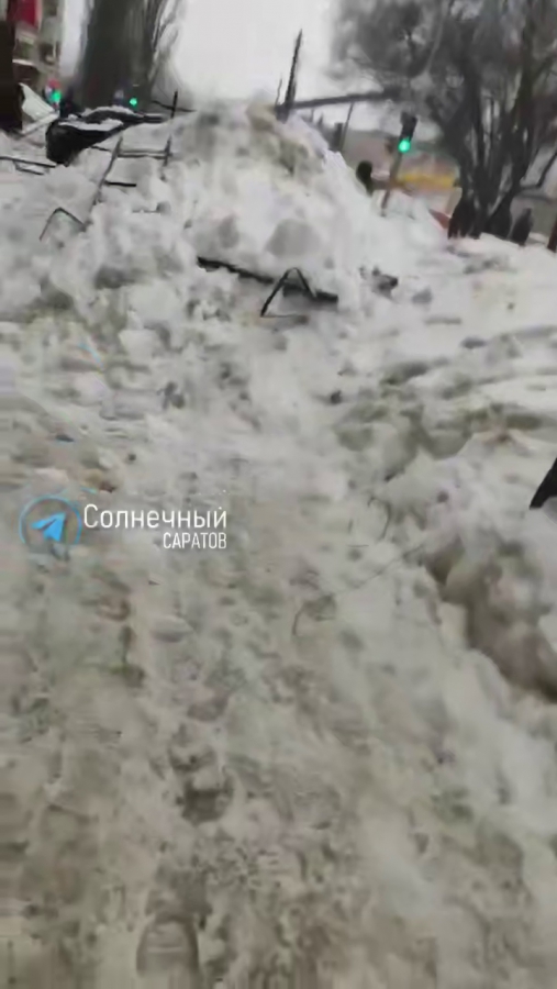 На Международной снежная лавина обрушилась на припаркованные авто