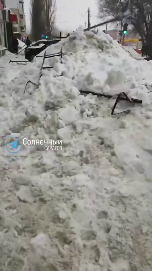 На Международной снежная лавина обрушилась на припаркованные авто