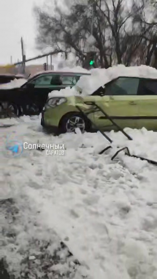 На Международной снежная лавина обрушилась на припаркованные авто