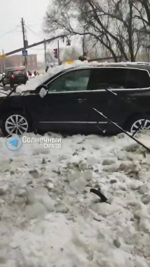 На Международной снежная лавина обрушилась на припаркованные авто