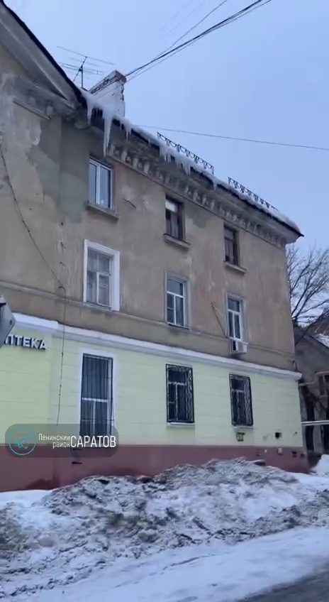 В Ленинском районе из-за неубранных сосулек дети рискуют при походе в школу