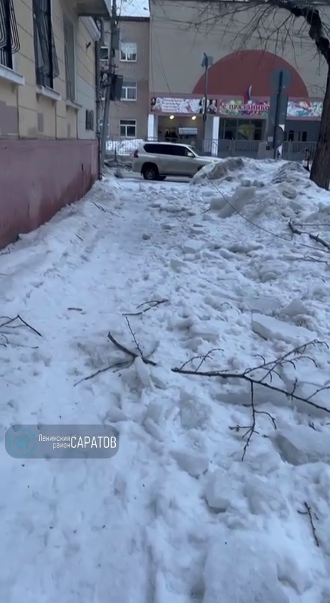 В Ленинском районе из-за неубранных сосулек дети рискуют при походе в школу