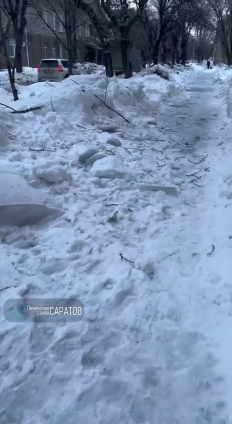 В Ленинском районе из-за неубранных сосулек дети рискуют при походе в школу