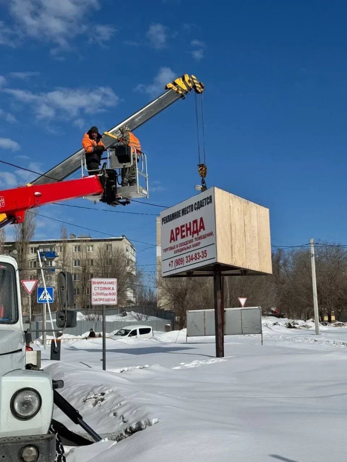 В трех городах Саратовской области снесли 300 незаконных рекламных конструкций