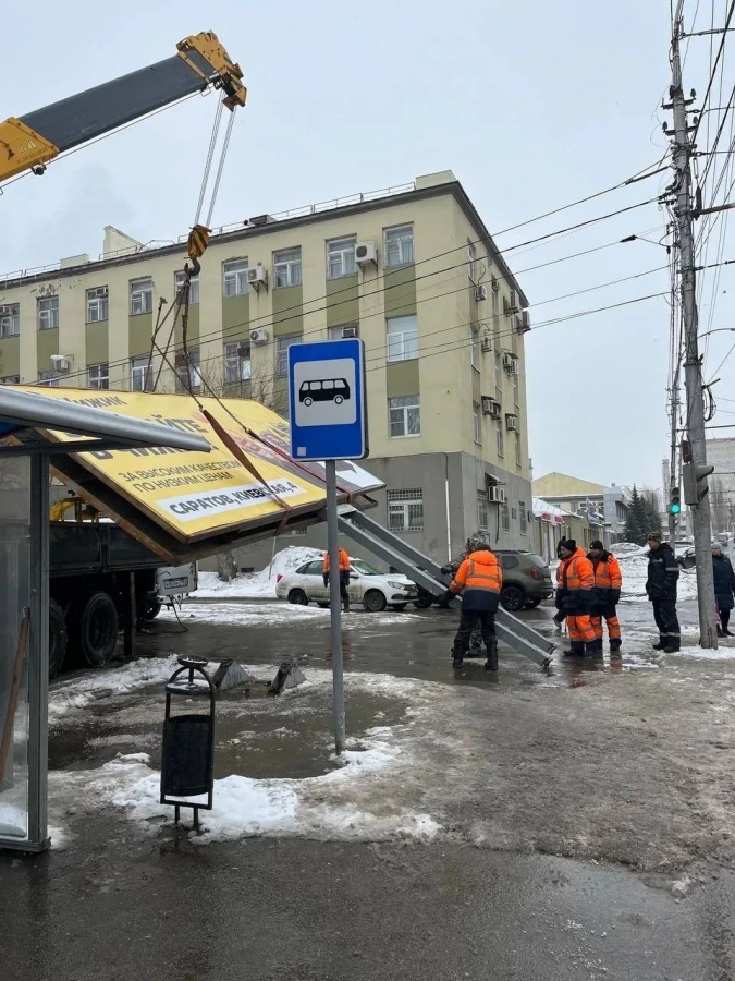 В трех городах Саратовской области снесли 300 незаконных рекламных конструкций
