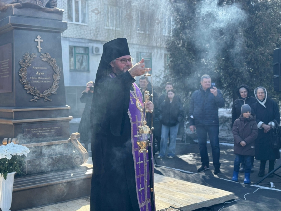 У балашовской больницы установили памятник хирургу и ученому Святителю Луке
