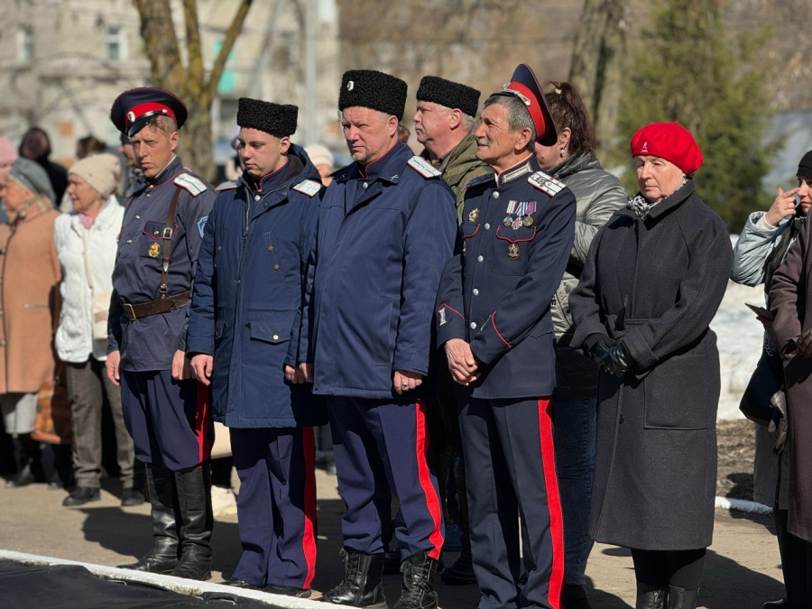 У балашовской больницы установили памятник хирургу и ученому Святителю Луке