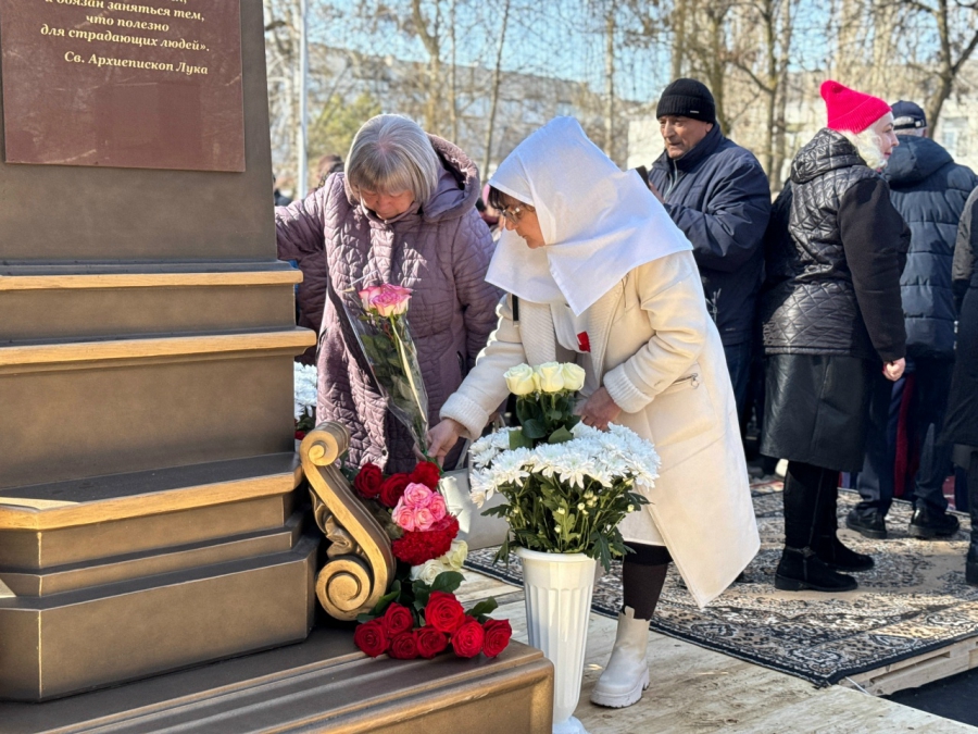У балашовской больницы установили памятник хирургу и ученому Святителю Луке
