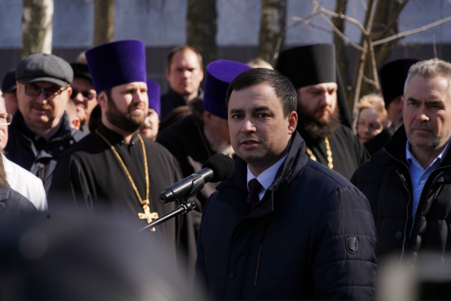 У балашовской больницы установили памятник хирургу и ученому Святителю Луке