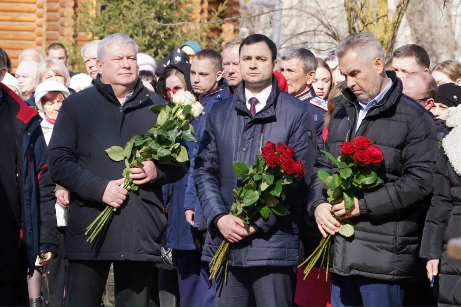 У балашовской больницы установили памятник хирургу и ученому Святителю Луке