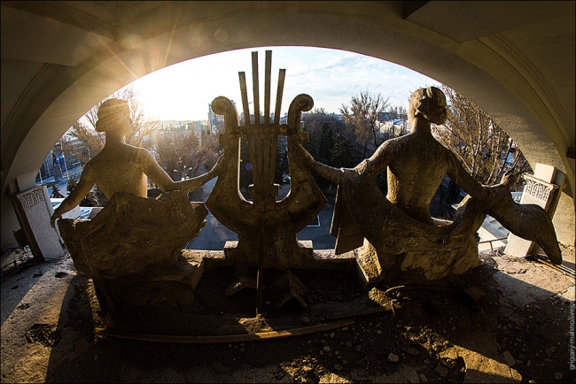 Саратовский блогер увидел разруху на крыше оперного театра