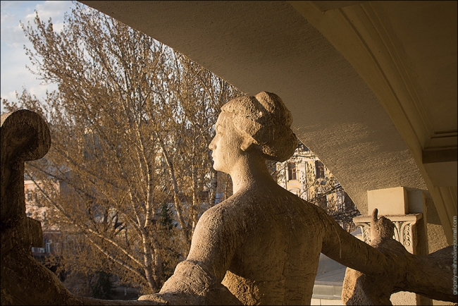 Саратовский блогер увидел разруху на крыше оперного театра