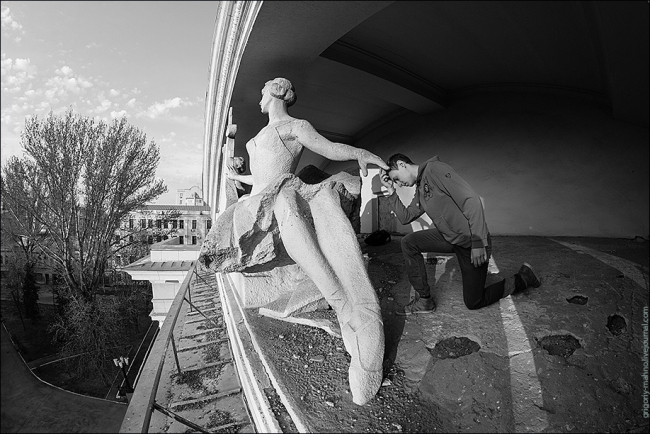 Саратовский блогер увидел разруху на крыше оперного театра