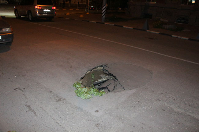 На месте дорожного граффити с Радаевым вновь образовалась яма