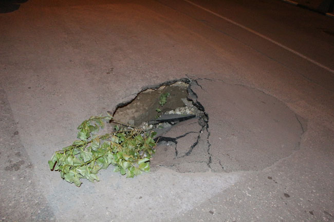 На месте дорожного граффити с Радаевым вновь образовалась яма