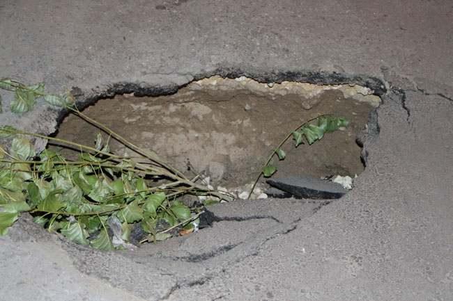 На месте дорожного граффити с Радаевым вновь образовалась яма