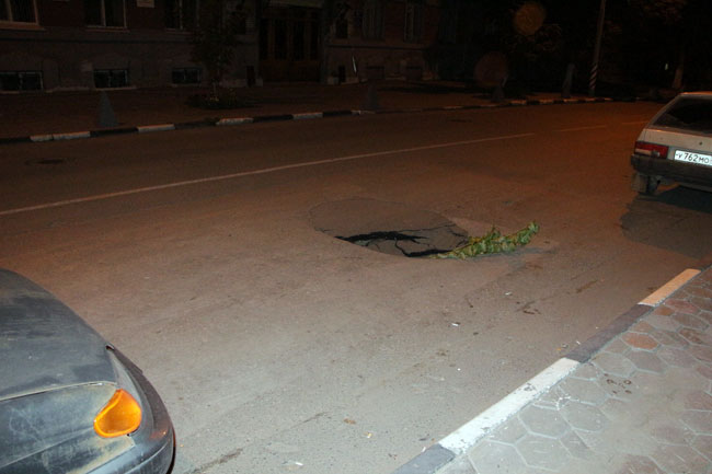 На месте дорожного граффити с Радаевым вновь образовалась яма