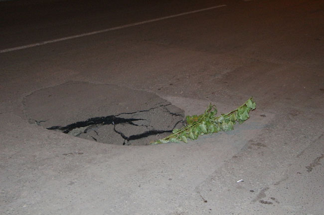 На месте дорожного граффити с Радаевым вновь образовалась яма