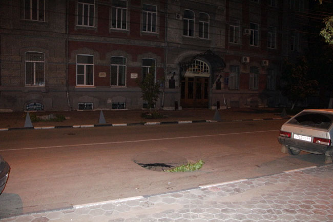 На месте дорожного граффити с Радаевым вновь образовалась яма