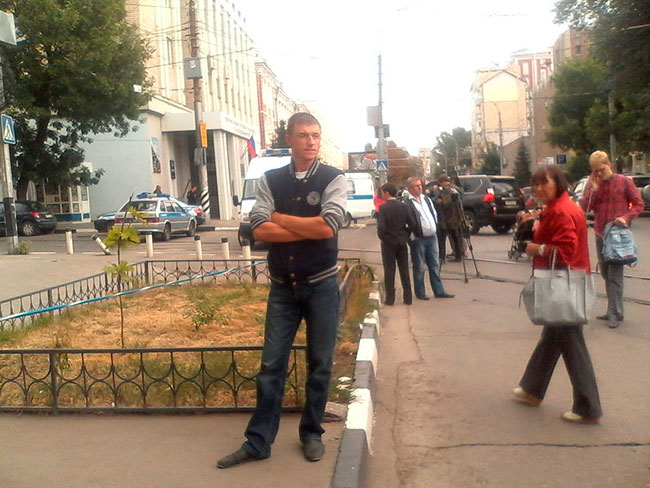 В центре Саратова мужчина выпал из окна 9-го этажа