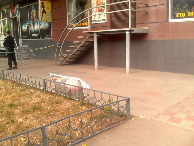 В центре Саратова мужчина выпал из окна 9-го этажа