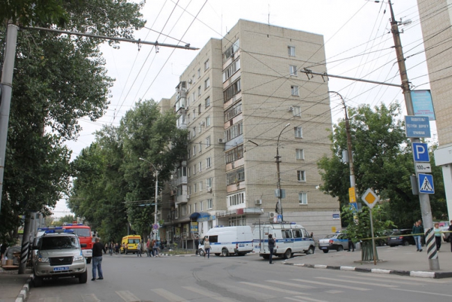 В центре Саратова мужчина выпал из окна 9-го этажа