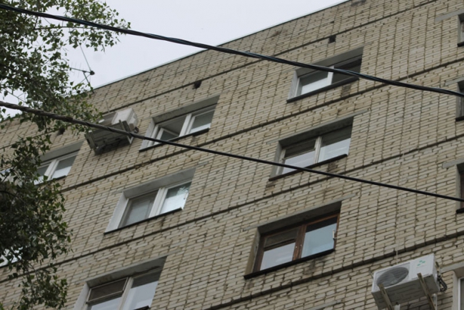 В центре Саратова мужчина выпал из окна 9-го этажа