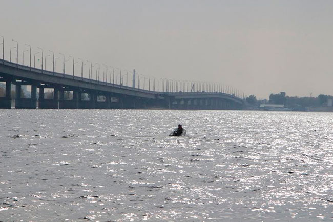 Под мостом Саратов-Энгельс ищут тело мужчины
