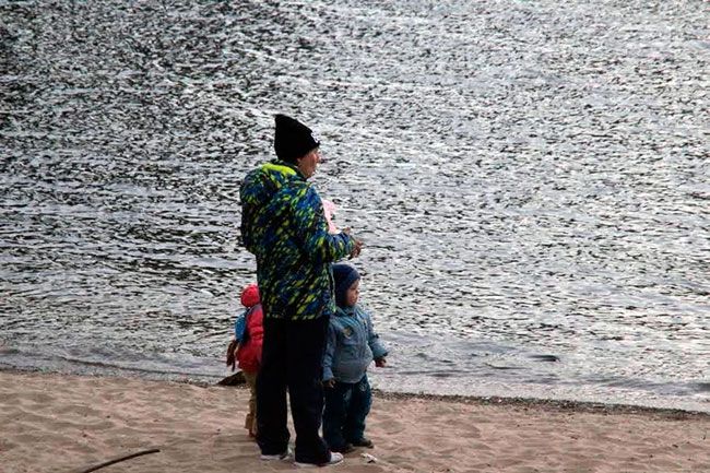 Под мостом Саратов-Энгельс ищут тело мужчины