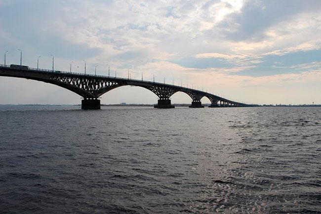 Под мостом Саратов-Энгельс ищут тело мужчины