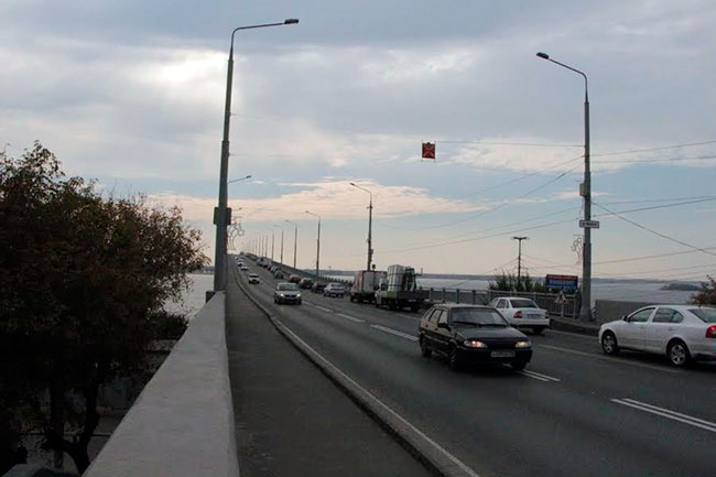 Под мостом Саратов-Энгельс ищут тело мужчины