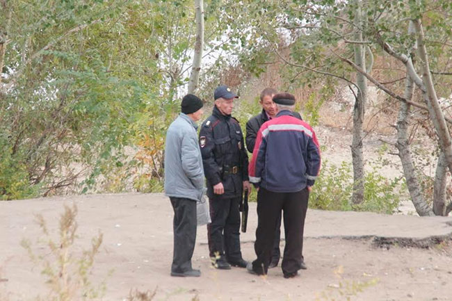 Под мостом Саратов-Энгельс ищут тело мужчины