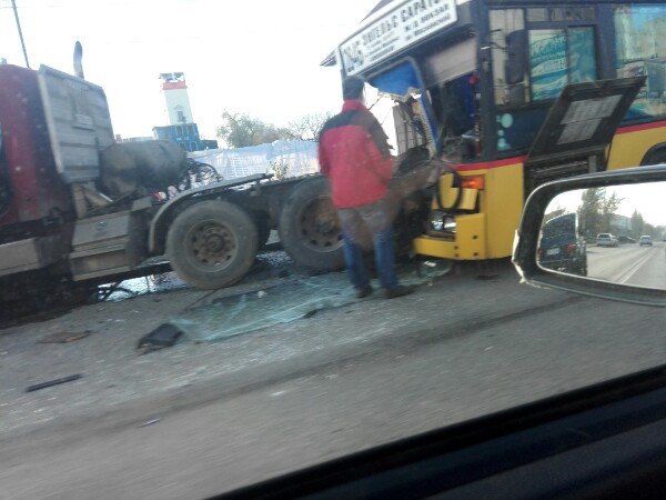 Автобус «Саратов-Энгельс» протаранил грузовик «Фредлайнер»