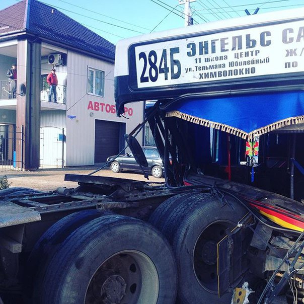 Автобус «Саратов-Энгельс» протаранил грузовик «Фредлайнер»